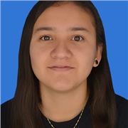 Profesora de informática imparte clases a niños y jóvenes de todas las edades